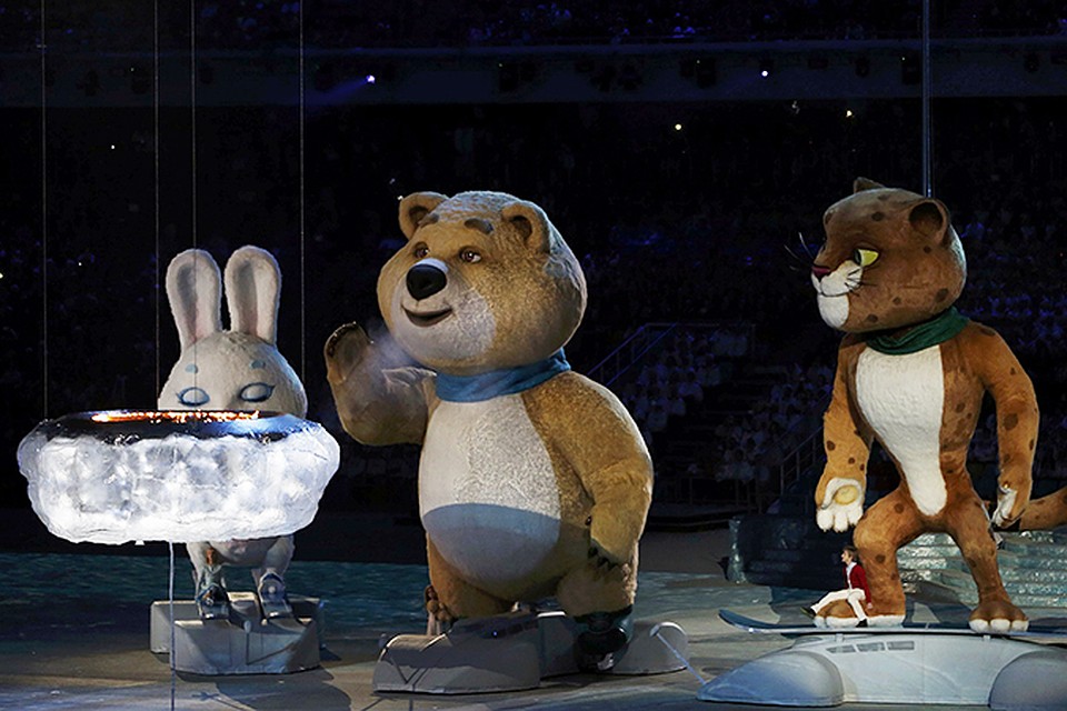Медведь погасил огонь Игр-2014 в Сочи