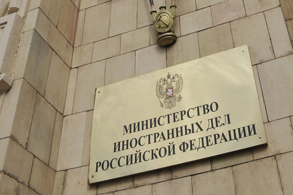 Российский МИД возмутился сносом памятника Кутузову на Украине