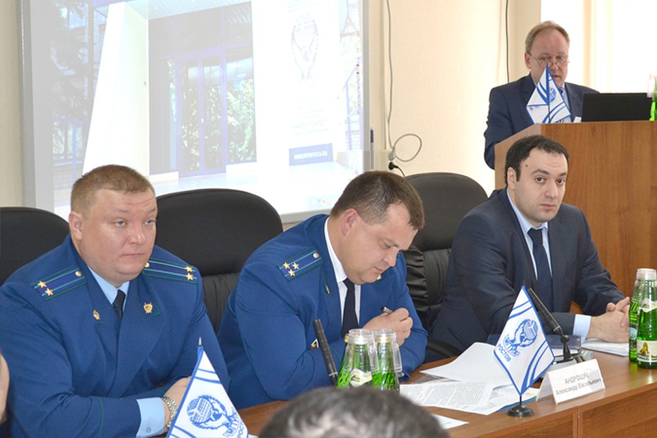 Волго-Донской транспортный прокурор Денис Шевырев
заместитель Южного транспортного прокурора Александр Андрощук, директор Ростовского филиала Московского Государственного Технического Университета Гражданской Авиации Григорий Акопов, за трибуной начальник отдела Южного межрегионального территориального управления воздушного транспорта Федерального агентства воздушного транспорта (Росавиация) Михаил Суров