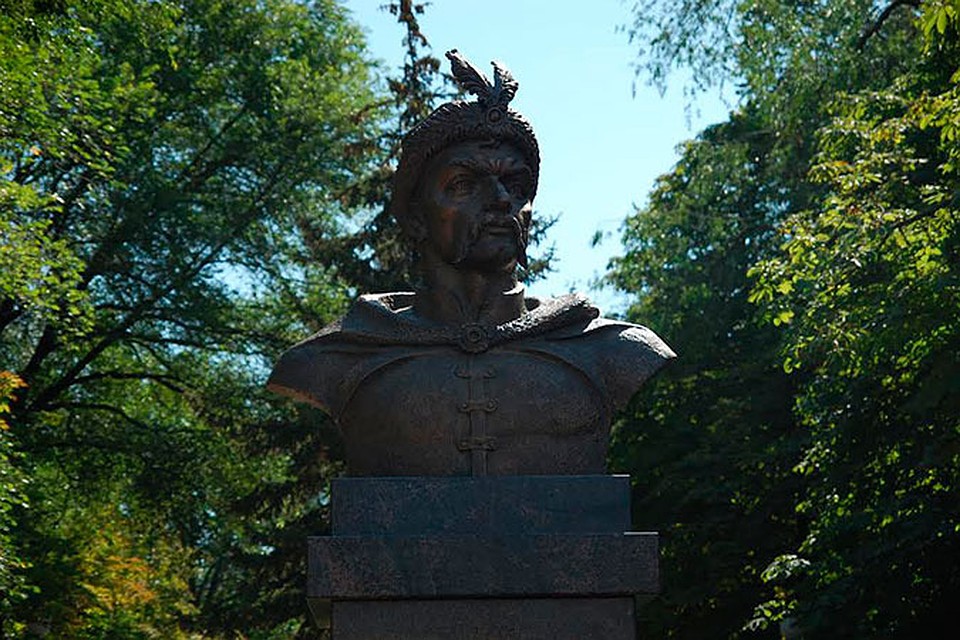 Проспект, где установили памятник Богдану Хмельницкому, носит имя полководца с 1954-го года.