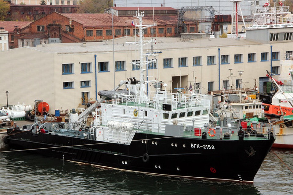 Моряки готовятся поднять Андреевский флаг на большом катере «БГК-2152». Фото: предоставлено пресс-службой ТОФ