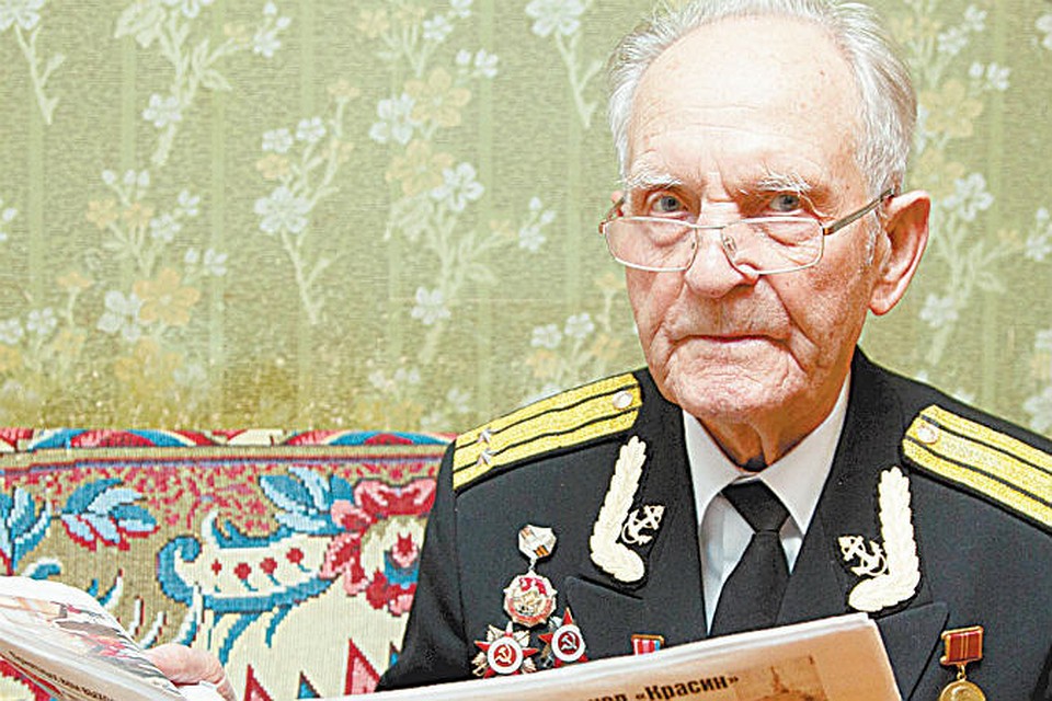 Ветеран еще с советских времен ежедневно читает «Комсомолку».