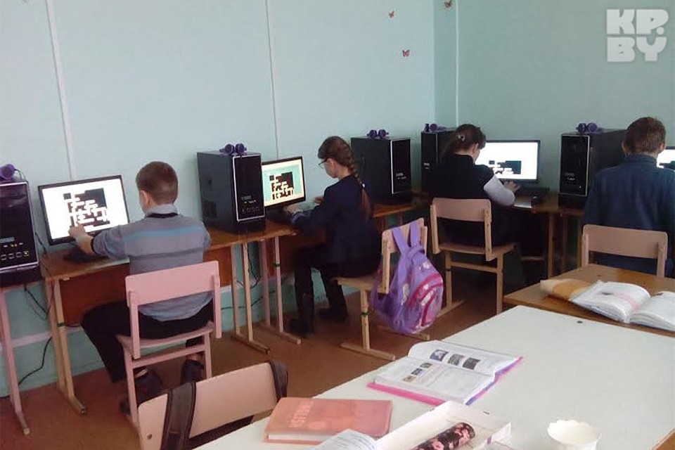 Ученики 6 "Б" класса в лингафонном кабинете. Фото: автора