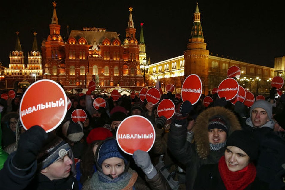 После приговора братьям Навальным сторонники блогера-оппозиционера решили все, как один, выйти к 19 часам на площадь рядом с Кремлем, чтобы выразить свой протест.