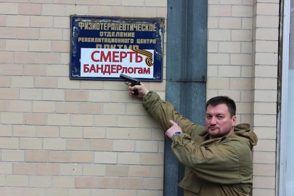 Шансонье Виктор Калина фотографируется с автоматом и флагом ДНР. Фото: kalina-shanson.com.