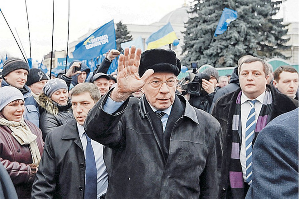 Январь 2014 года. Николай Азаров приветствует сторонников Партии регионов в Киеве, призывая все стороны конфликта воздержаться от насилия. Фото: ТАСС