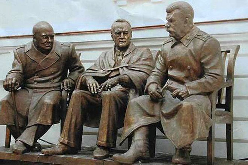 После окончания конференции у Ливадийского дворца состоялось торжественное открытие памятника «большой тройке»