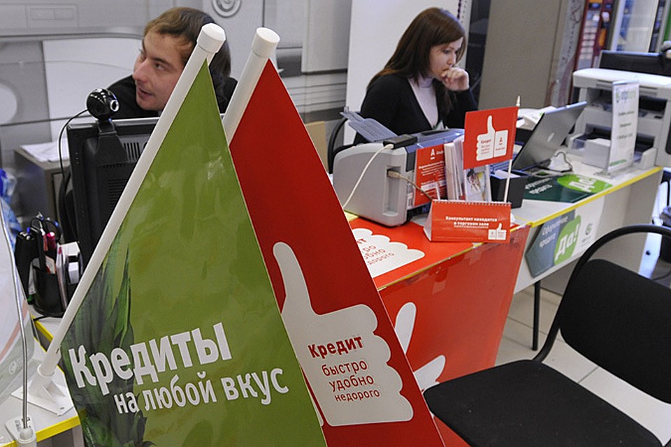Кредиты в иностранной валюте в России предлагается запретить. А те, что уже выданы до 1 мая 2015 года, - пересчитать в рубли