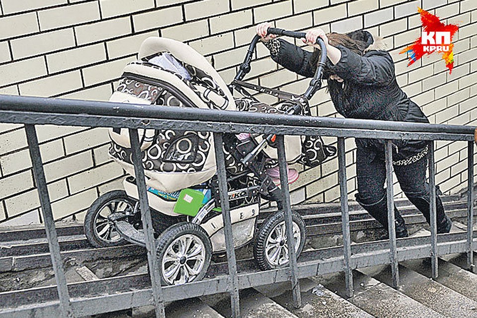 Поднимать коляску самой Ульяне так ни разу и не пришлось