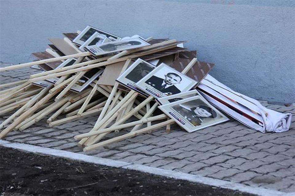 В Интернете появились фотографии, на которых портреты ветеранов с Парада Победы небрежно свалены в кучу
