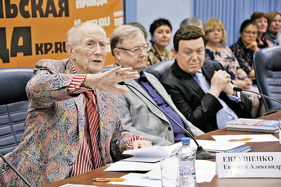 Евгений Евтушенко, Сергей Степашин и Иосиф Кобзон признались «Комсомолке» в любви и в один голос заявили: наша газета никогда не изменяла своим читателям.