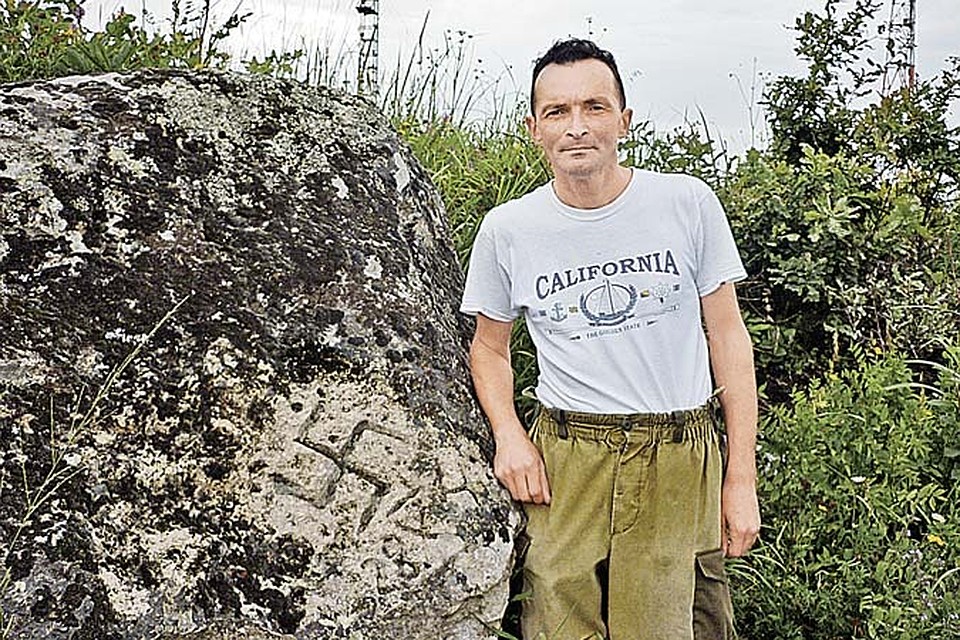 Перед смертью кабардинский сталкер Артур Жемухов успел сказать, что близок к сенсационному открытию. Обратите внимание на свастику на камне: немцы нацарапали ее в Приэльбрусье в 1942 году. Фото: Виталий КАРЮКОВ