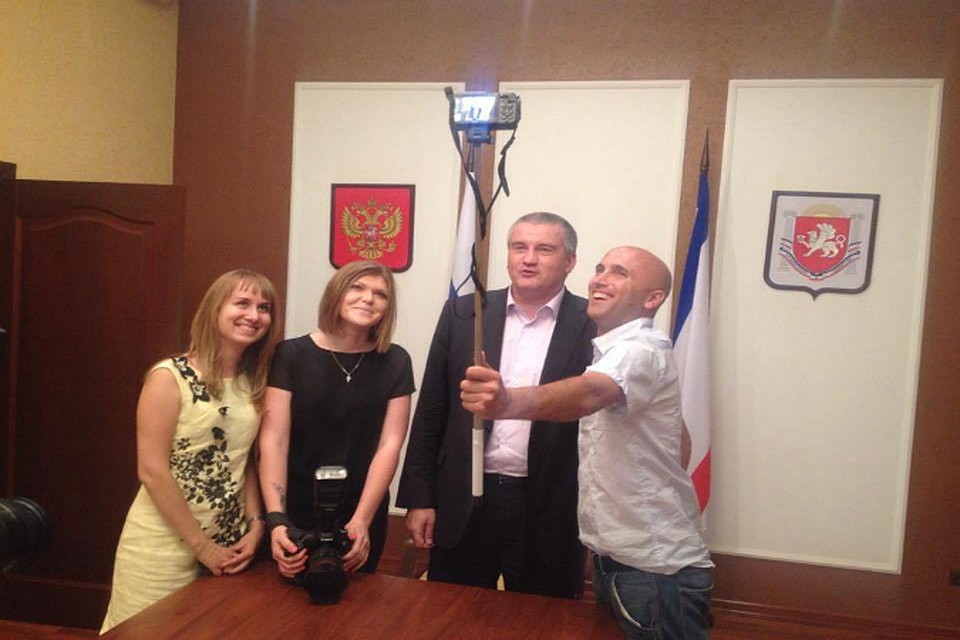 Грэм Филлипс сделал "себяшку" с Сергеем Аксеновым. Фото: Ирина Тарасова/ facebook