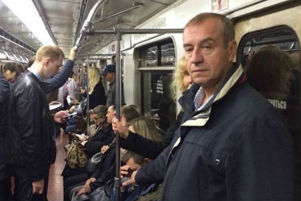 Иркутского губернатора Сергея Левченко москвичи увидели в метро. Страница Сергея Левченко в ФБ.