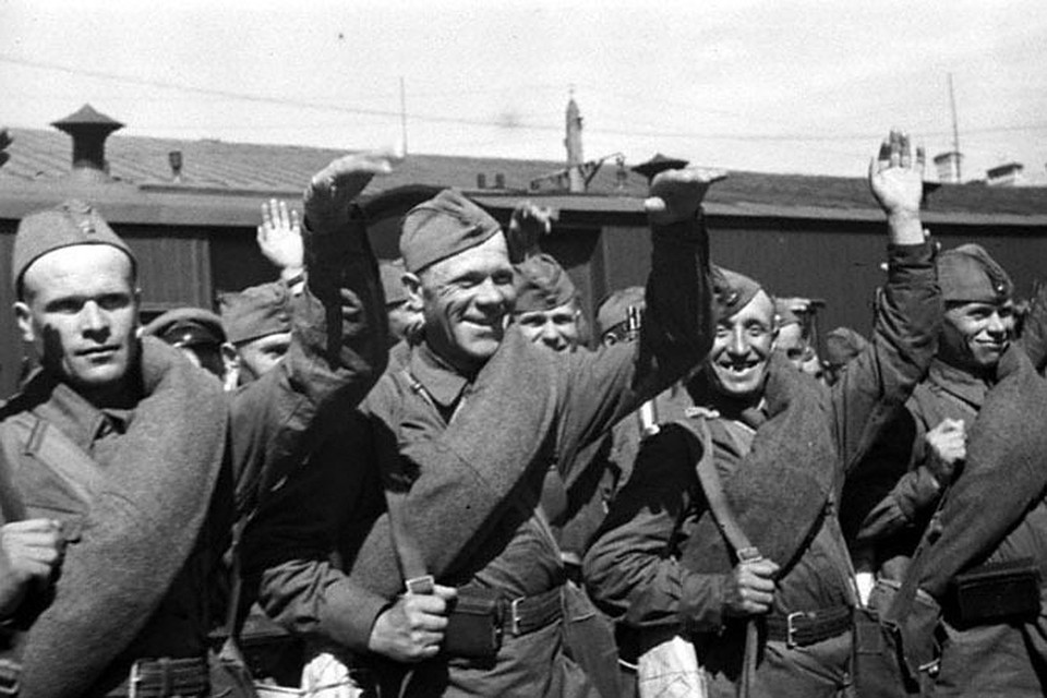 Бойцы Красной Армии отправляются на фронт. Ленинград. 1941г.