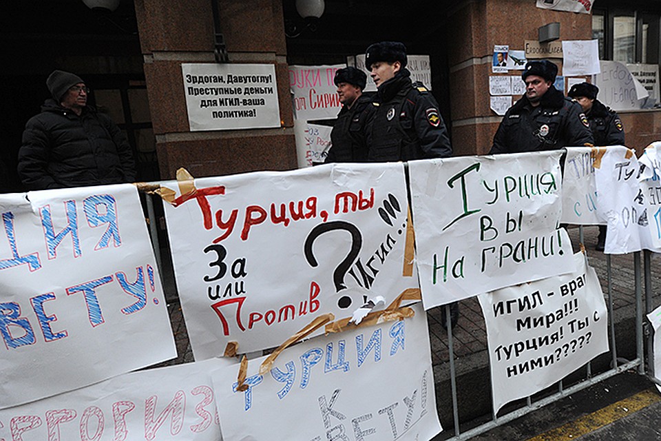 На днях москвичи закидали камнями посольство Турции
