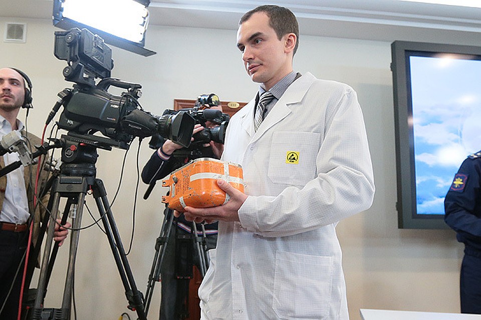 Специалисты Министерства обороны провели публичное вскрытие бортового самописца российского Су-24, который был сбит турецкими истребителями в небе над Сирией