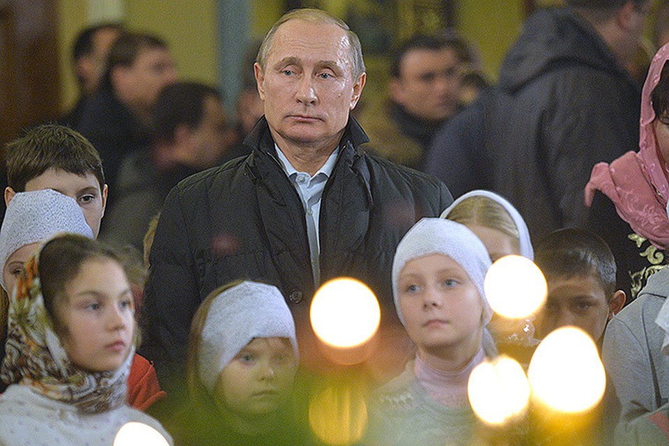 Владимир Путин на Рождественском богослужении в храме Покрова Пресвятой Богородицы в селе Тургиново Тверской области.