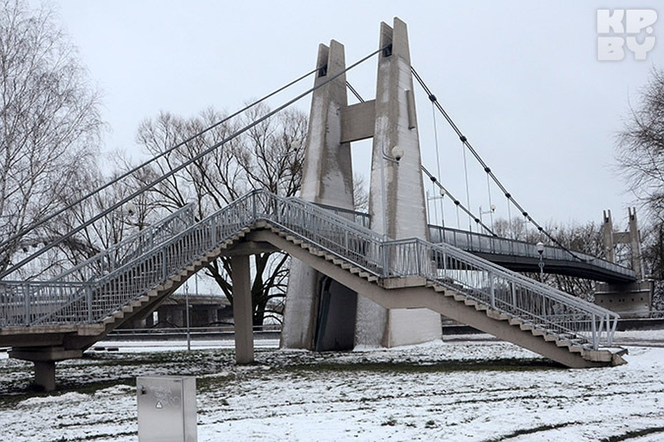 В Бресте неизвестные раскачали подвесной мост. Фото: Александр КОВГАНКО.