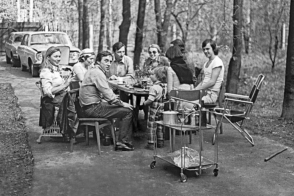 1976 год. Этот снимок фотограф Валерий Плотников сделал на одной из дач в Переделкине, куда приехал и Высоцкий с Влади. Собираясь обратно в город, Владимир Семенович предложил Марине купить дачу, что они вскоре и сделали.