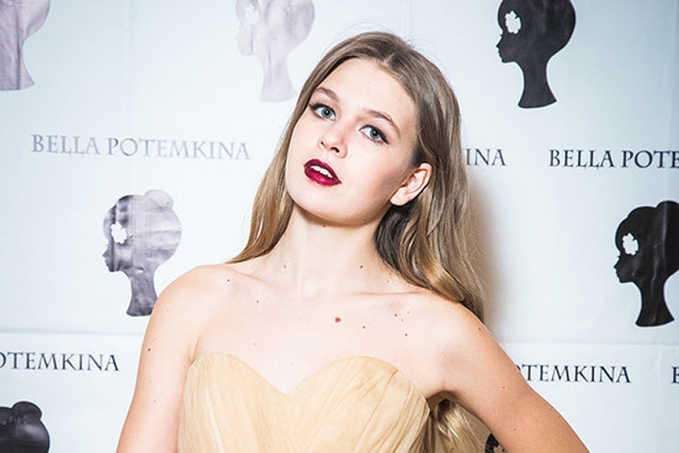 А в показе коллекции сезона осень-зима 2016/17 в рамках Mercedes-Benz Fashion Week Russia стала дочь Веры Брежневой, начинающая модель София Киперман
