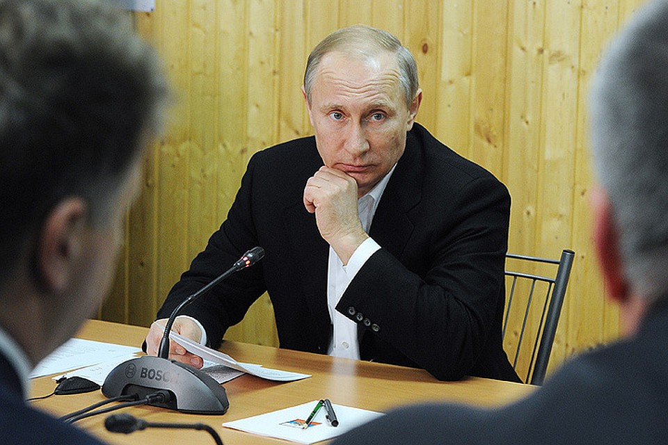 Владимир Путин на совещании по вопросам социально-экономического развития Крыма и Севастополя в штабе строительства транспортного перехода через Керченский пролив на острове Тузла. Фото: Михаил Климентьев/пресс-служба президента РФ/ТАСС