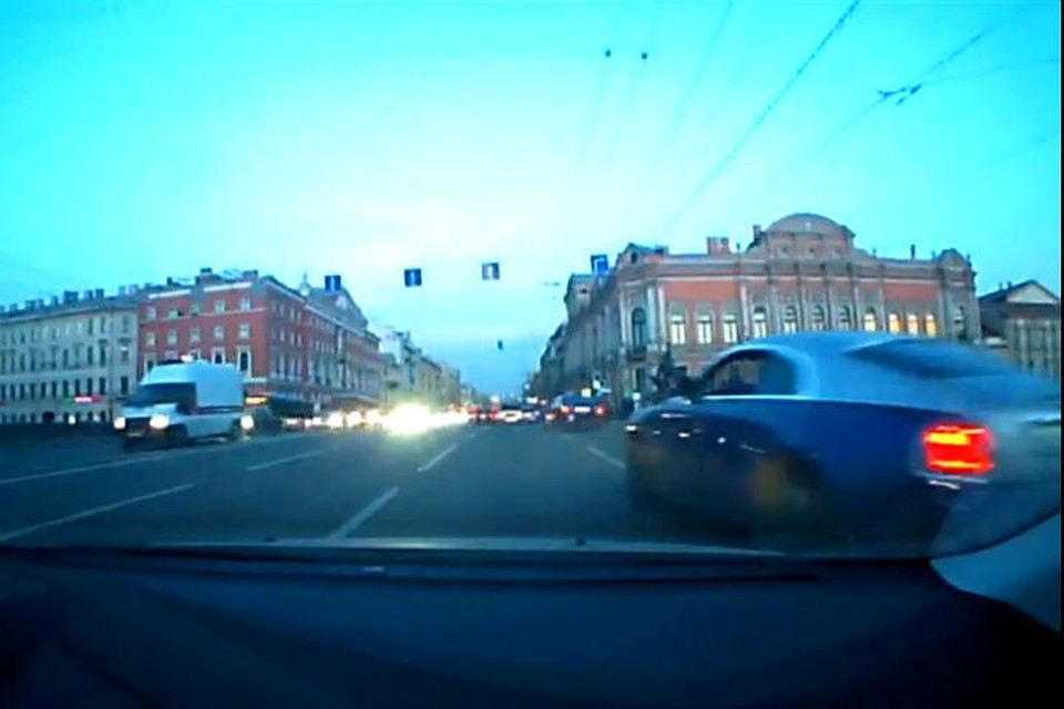 Спустя секунду "Роллс-Ройс" окажется на встречных полосах.