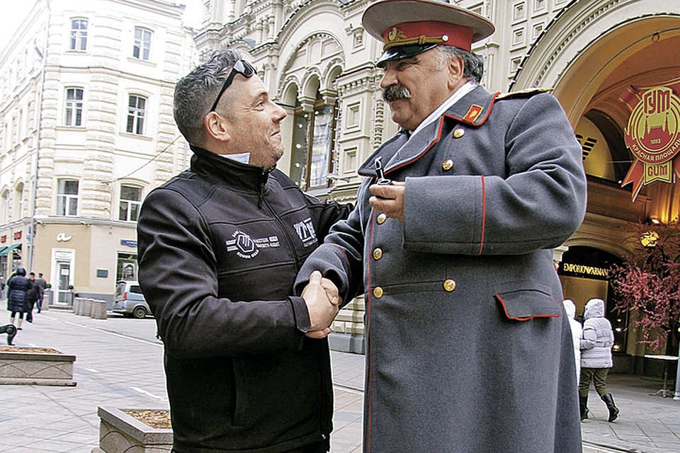На Красной площади Маттиас не удержался от соблазна потрогать Сталина. Пусть и ненастоящего. Фото: Наталия МУРГА