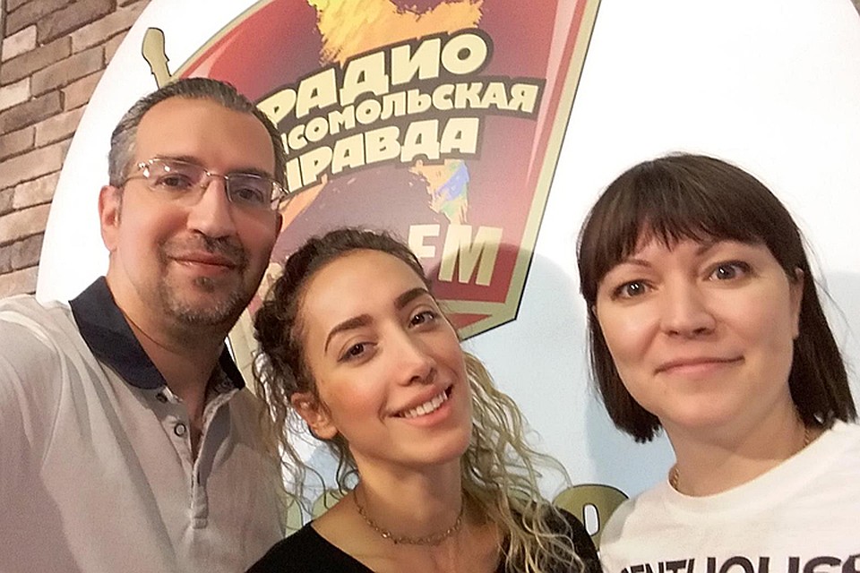 Художник-дизайнер Ани Эгоиста (на фото в центре) в гостях у Михаила Антонова и Оксаны Фоминой в программе «Важные птицы» на Радио «Комсомольская правда»
