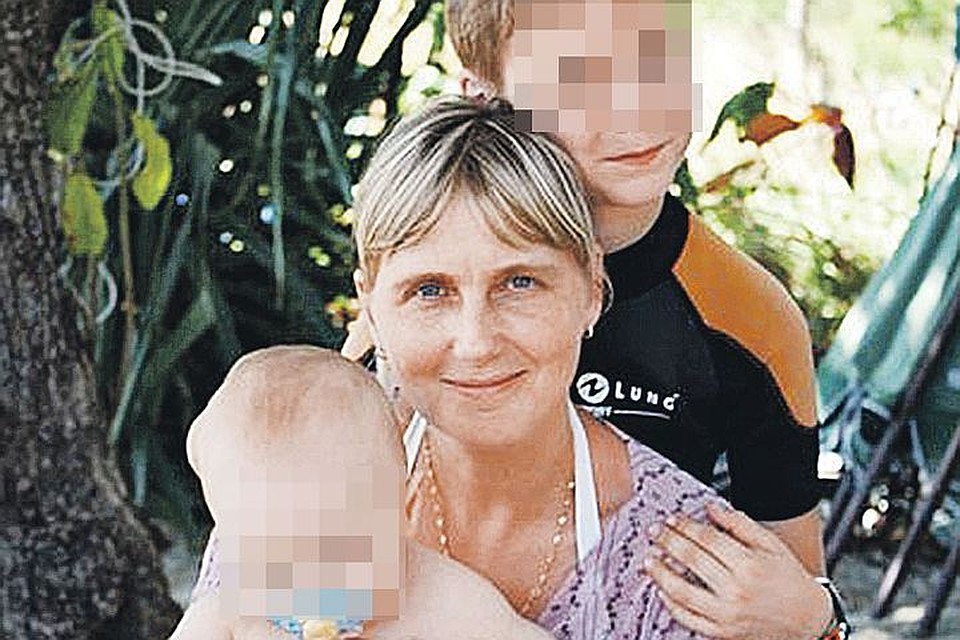 Елена вместе со средним сыном Даниилом и одним из младших двойняшек, Ваней