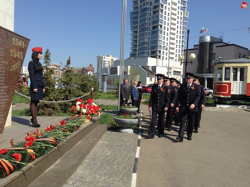 Целой колонной подошли к обелиску сотрудники транспортной полиции Фото: Екатерина ВИСЛАВСКАЯ