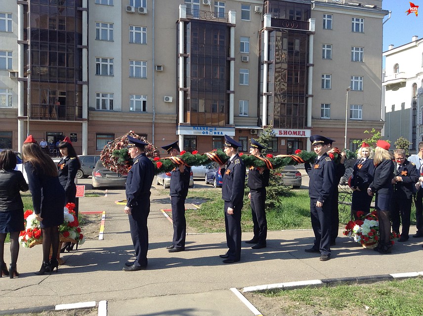 К подножию памятника первым делом возложили целую гирлянду Фото: Екатерина ВИСЛАВСКАЯ
