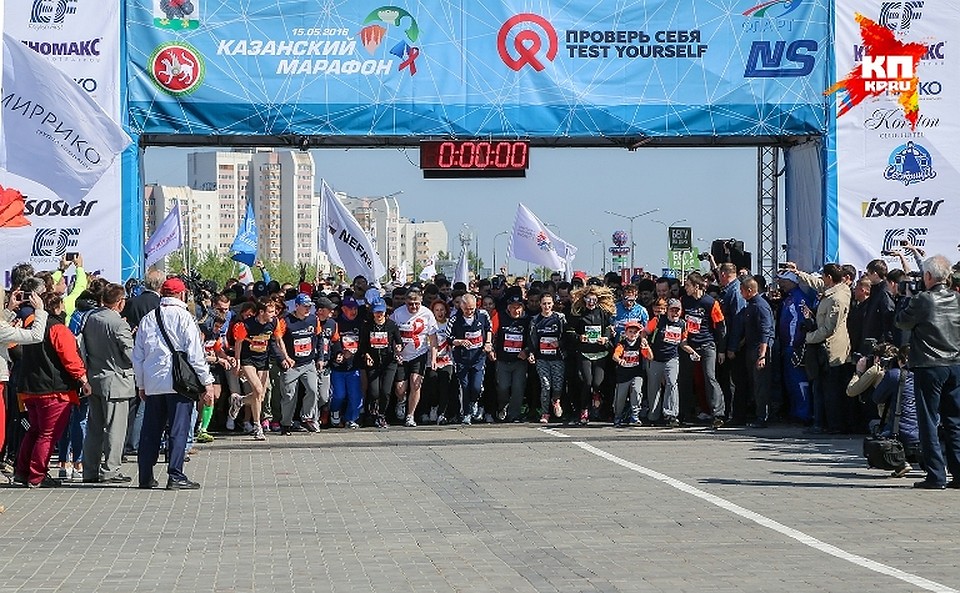 На дистанцию 10 км вышли около двух тысяч человек и еще столько пробегут полумарафон Фото: Рамиль ГАЛИ
