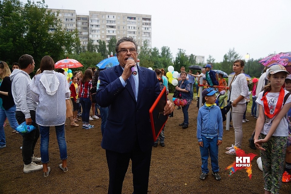 Еще до официального открытия уличной тренажерки местные малыши стали внимательно изучать новые приспособления для занятий Фото: Алексей БУЛАТОВ