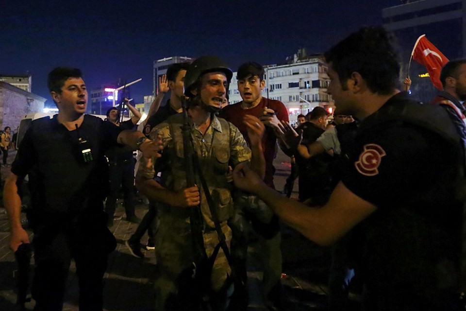 Солдаты сдают оружие военным