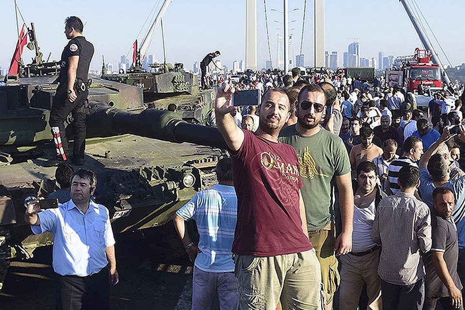 Жители Стамбула фотографируются у моста, который еще несколько часов назад занимали военные.