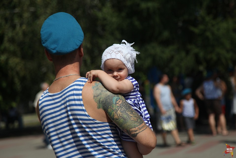 Детей по традиции одевают в полосатые вещи.