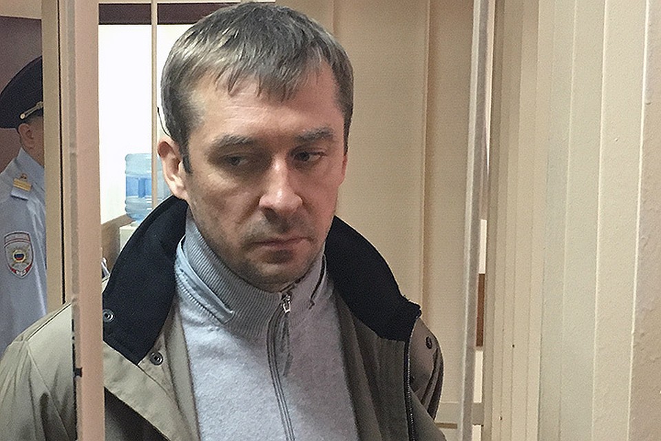 На вопрос, признаете ли вы себя виновным, Захарченко покачал головой из стороны в сторону.