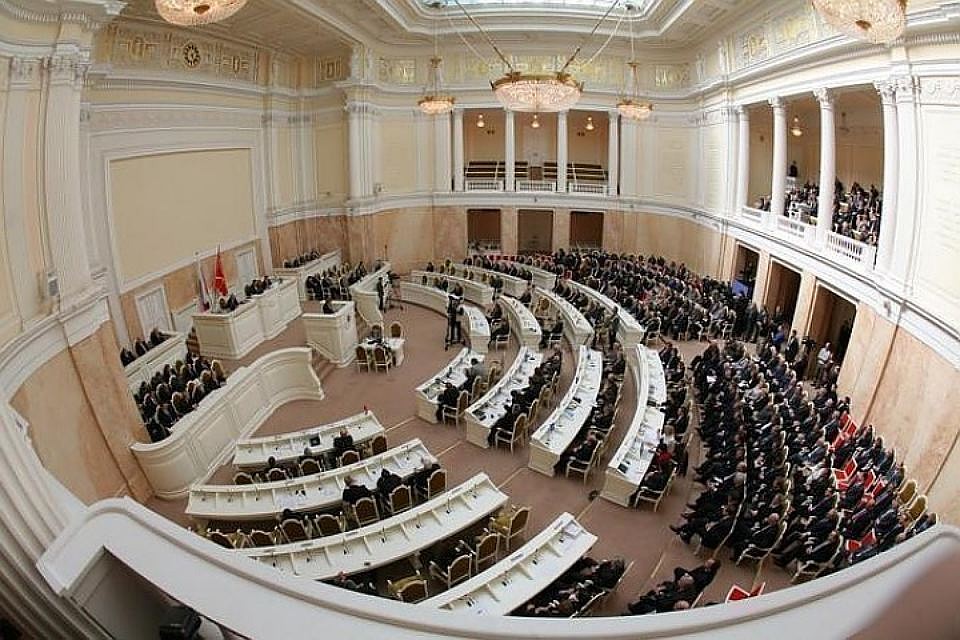 В ЗакСе у "Единой России" теперь "конституционное большинство"