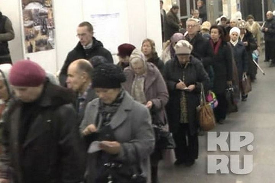За билетами подешевле люди готовы постоять в очереди.