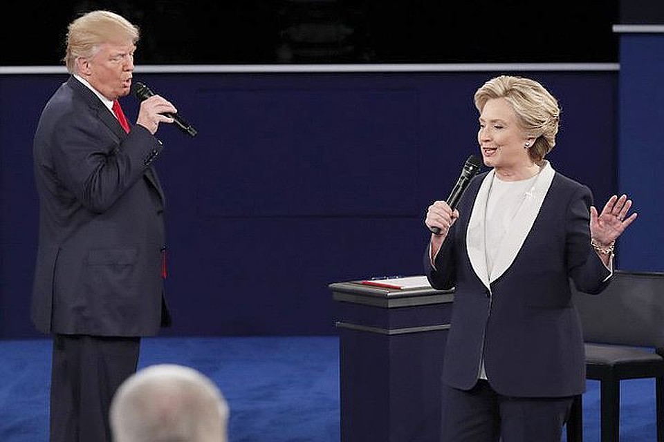 Кандидаты в президенты США Дональд Трамп и Хиллари Клинтон на теледебатах 10 октября