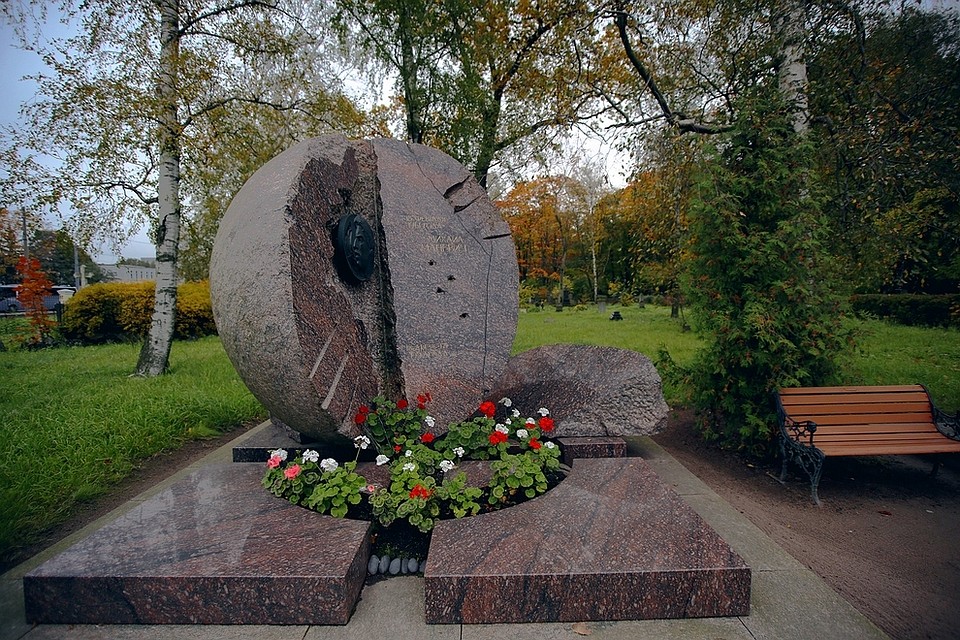 Особняком в ряду жертв бандитских девяностых стоит вице-губернатор Михаил Маневич. Фото: Олег КУЗЕНКОВ