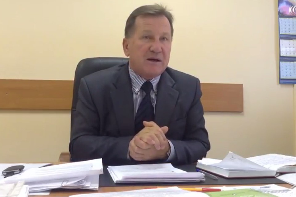 Коллеги-журналисты добрались до самого Виктора Грищенко, который подписал нашумевший документ для директоров городских школ. Фото: кадр из видеосюжета