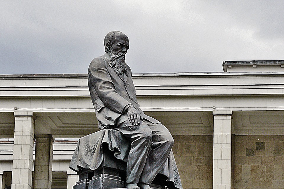 Памятник Федору Михайловичу Достоевскому.
