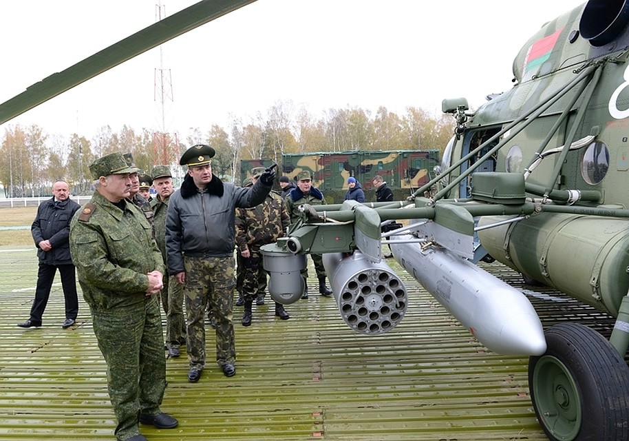 Лукашенко показали поставленные из России вертолеты Ми-8М. Фото: пресс-служба президента.