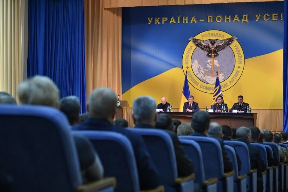 Символика ГУР впервые «засветилась», когда украинский лидер Петр Порошенко представлял военным разведчикам их нового начальника. Фото: официальный сайт президента Украины