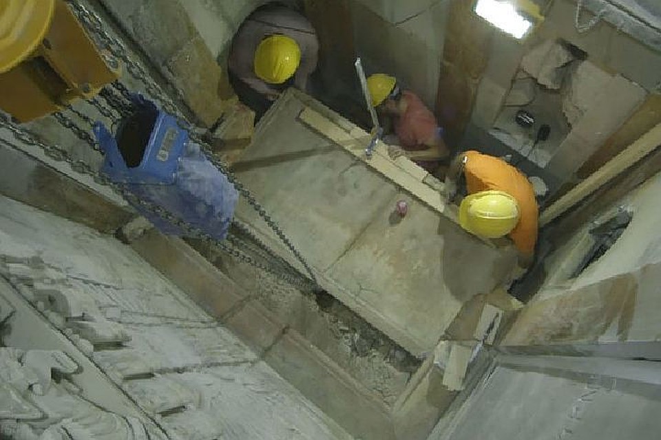 Плиту сдвинули со всей осторожностью.