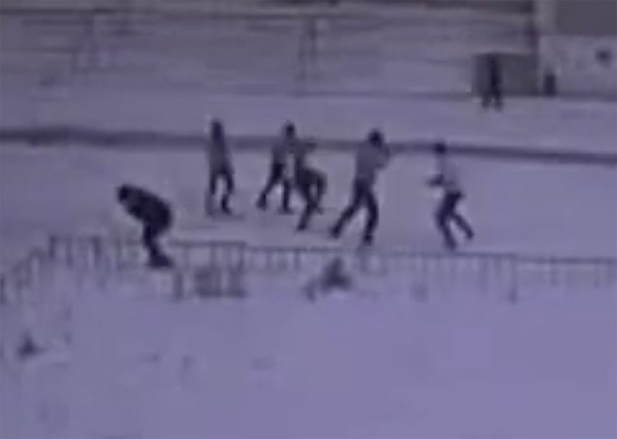 Кадр из видео: массовая драка случилась прямо у входа в школу.