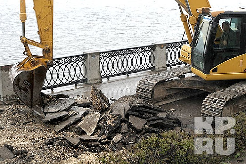 Машина внезапно перевернулась и погрузилась под воду