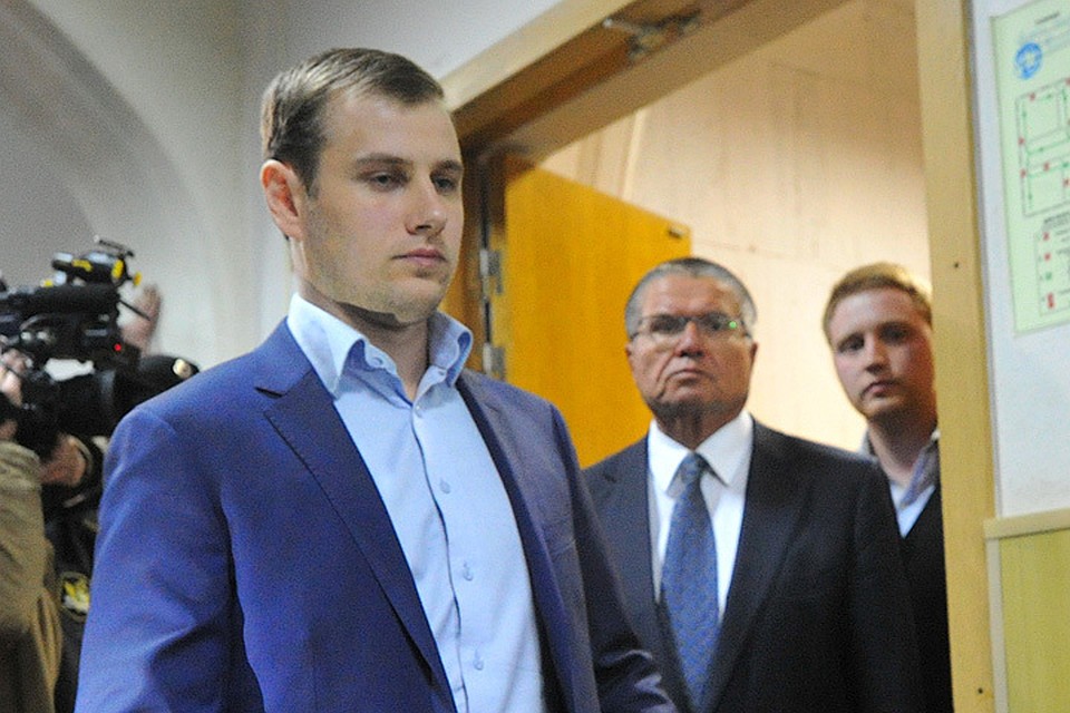 Алексей Улюкаев в зале суда в сопровождении адвокатов